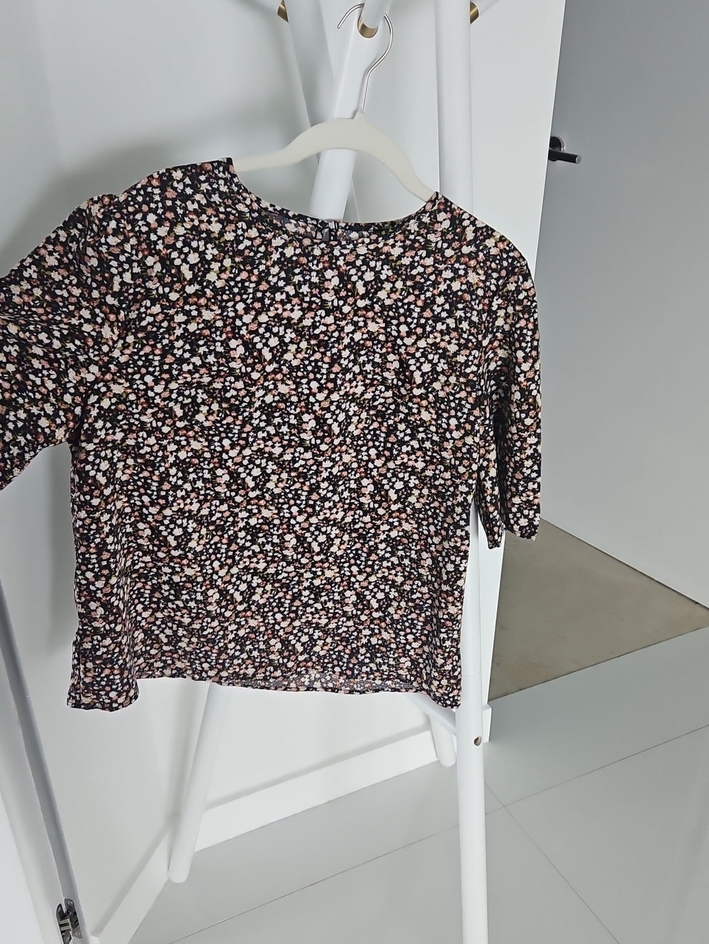Floral Short Sleeve Top in Black & Pink Like New